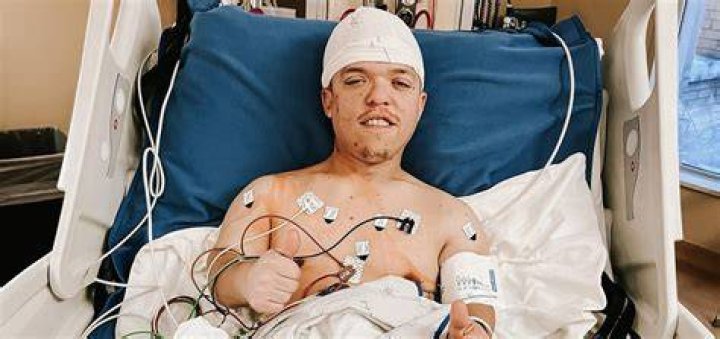 Astro de reality show passa por cirurgia de emerg&ecirc;ncia no c&eacute;rebro