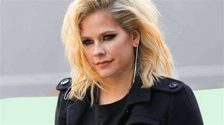 Avril Lavigne wore a postbreakup statement tee at Paris Fashion Week