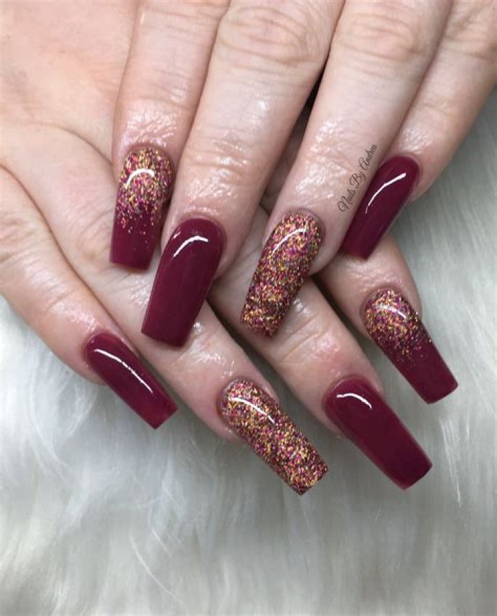 Burgundy acrylic nails with gold glitter Gold nails, Burgundy acrylic