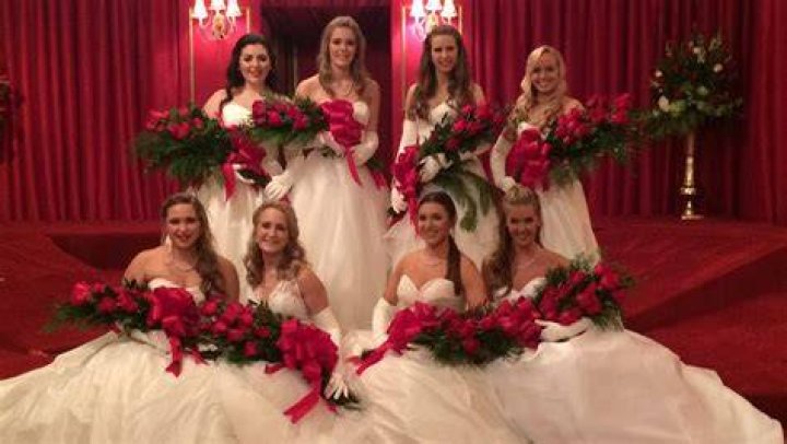 De Pineda presents eight debutantes