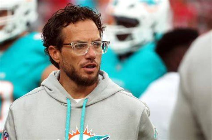 Dolphins coach Mike McDaniel age, wife, parents, dad, salary, stats