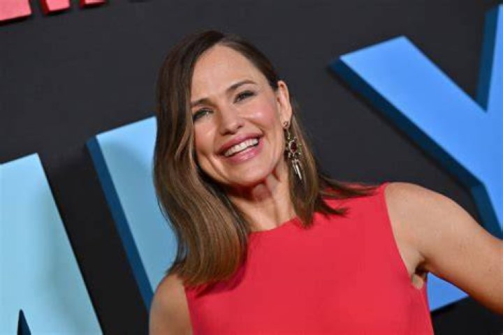 Jennifer Garner Changed From Heels to Sneakers on the Red Carpet to