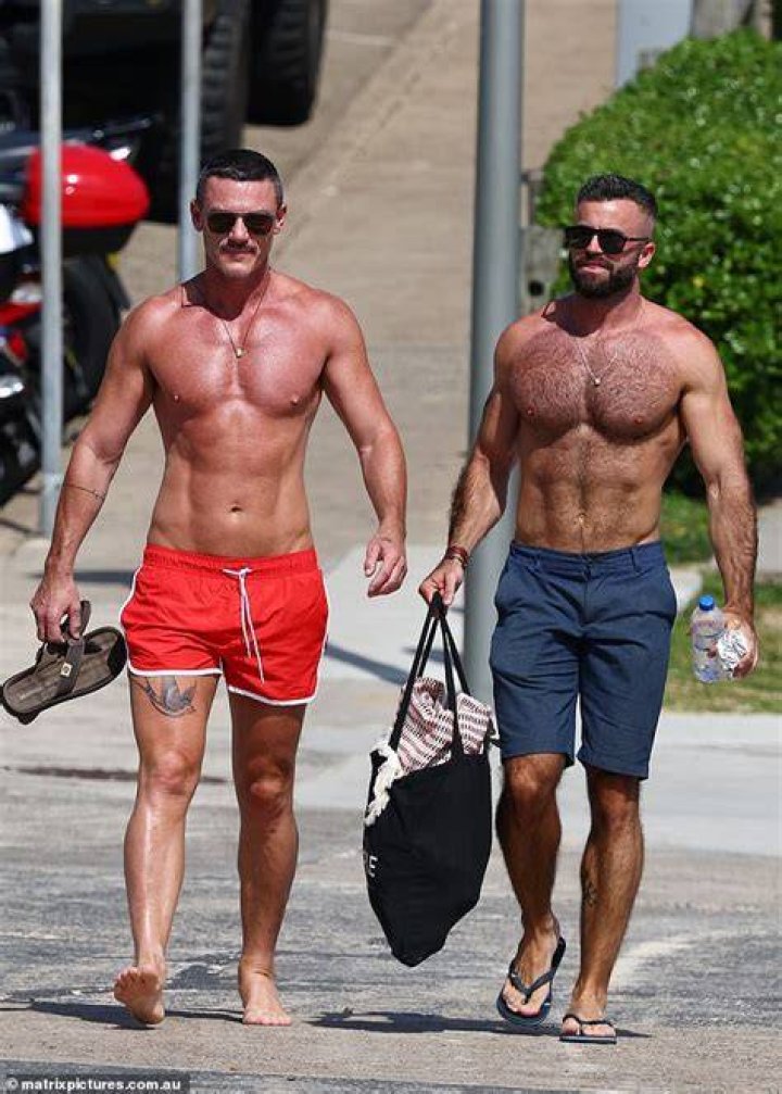 Luke Evans flaunts his ripped physique in Sydney Entertainment News