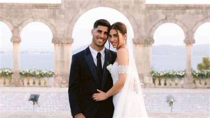 Marco Asensio y su boda con Sandra Garal en Mallorca vestido de Rosa