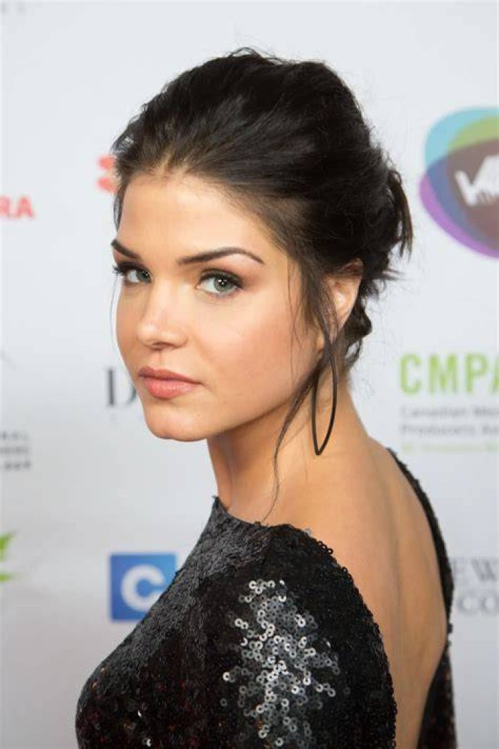 Marie Avgeropoulos Age, Net Worth, Boyfriend, Family, Height and