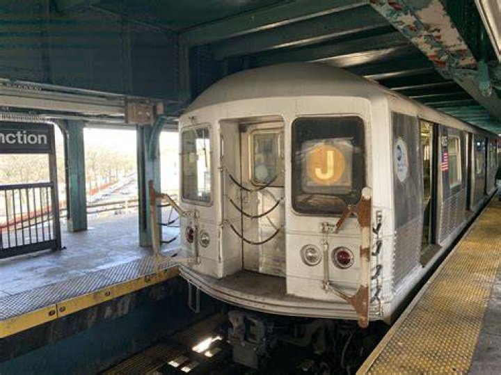 R42 J train Terminating at Broadway Junction 1/11/2020 r/nycrail